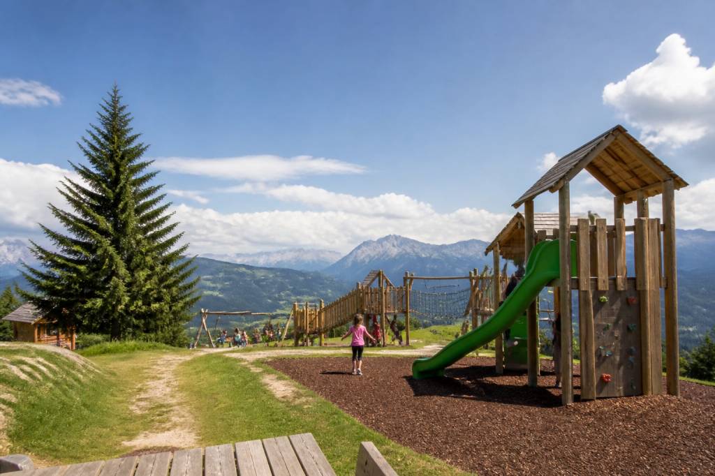Parco giochi panoramico: divertimento e natura per tutta la famiglia