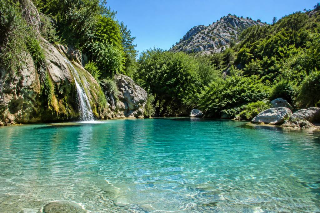 Piscine acquatiche in Italia: le migliori destinazioni per rinfrescarsi a contatto con la natura